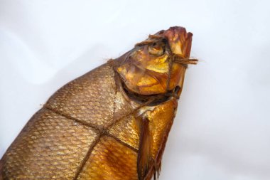 Tütsülenmiş tatlı su iştah açıcı tütsülenmiş balık. Beyaz kağıt üzerinde kullanmak için baharatlı, nefis kurutulmuş füme balık.