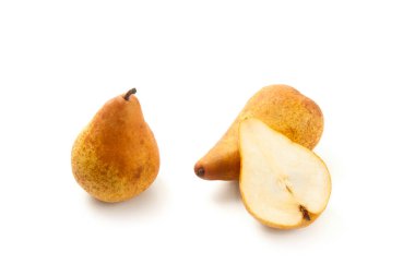İki tam ve yarım olgun sulu armut meyvesi beyaz arka planda izole edilmiş yumuşak gölgeli kırpma yolu ile.