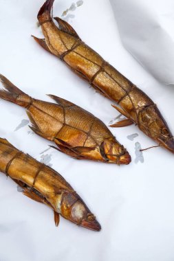 Bir çeşit tatlı su balığı zander, turna balığı ve tütsülenmiş çipura. Beyaz kağıt üzerinde kullanmak için baharatlı, nefis kurutulmuş füme balık.