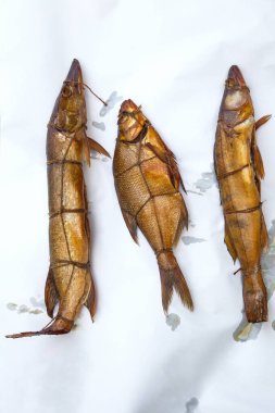 Bir çeşit tatlı su balığı zander, turna balığı ve tütsülenmiş çipura. Beyaz kağıt üzerinde kullanmak için baharatlı, nefis kurutulmuş füme balık.