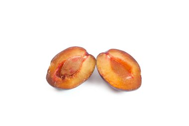 Sulu yaz eriği meyvesi. Beyaz arka planda izole edilmiş olgunlaşmış tatlı erik.