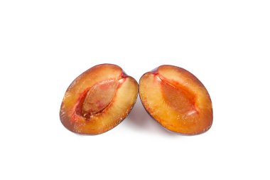 Sulu yaz eriği meyvesi. Beyaz arka planda izole edilmiş olgunlaşmış tatlı erik.