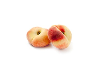 Olgun iki Çin şeftali ağacı meyvesi ya da yumuşak gölgeli satürn şeftalisi kesme yolu ile beyaz arka planda izole edilmiş