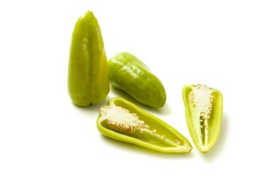 İki adet yeşil dolmalık biber (kapsicum), tatlı dolmalık biber olarak bilinir, kırmızı biber beyaz arka planda izole edilmiştir. Sebze koleksiyonu.