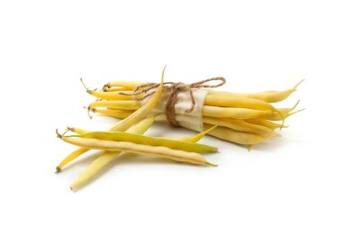 Bir sürü ham sarı kayısı kabuğu ve beyaz arka planda izole edilmiş birkaç kapsül. Fransız fasulyesi ya da Hindistan 'dan String fasulyesi olarak da bilinir. Sebze koleksiyonu.