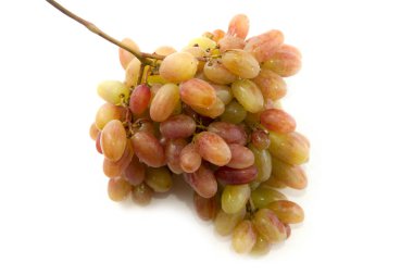 Beyaz arka planda izole edilmiş bir sürü olgun pembe üzüm..