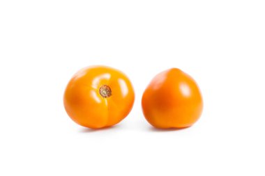 Beyaz arka planda yumuşak gölgeli olgun, sulu sarı domatesler. Beyaz üzerine sebze koleksiyonu