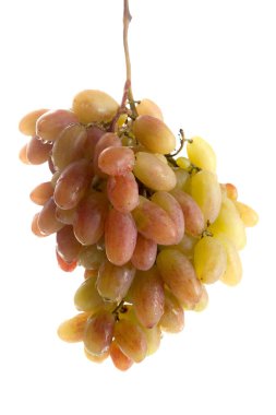Beyaz arka planda izole edilmiş bir sürü olgun pembe üzüm..