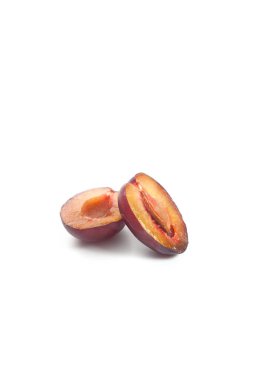 Sulu yaz eriği meyvesi. Beyaz arka planda izole edilmiş olgunlaşmış tatlı erik.