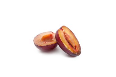 Sulu yaz eriği meyvesi. Beyaz arka planda izole edilmiş olgunlaşmış tatlı erik.