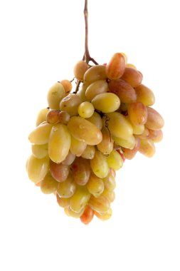 Beyaz arka planda izole edilmiş bir sürü olgun pembe üzüm..