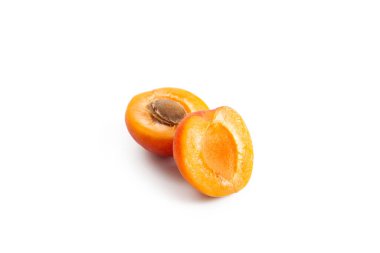 Beyaz arka planda yarım sulu kayısı.