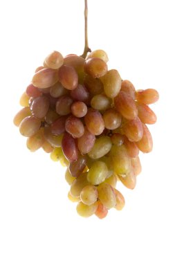 Beyaz arka planda izole edilmiş bir sürü olgun pembe üzüm..