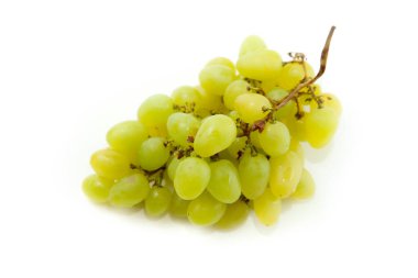 Beyaz arka planda izole edilmiş bir sürü olgun yeşil üzüm. Beyaz şarap üzümleri. Yumuşak gölgeli.
