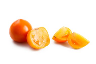 Kesim ve beyaz arka planda yumuşak gölgeli olgun sulu sarı domates. Beyaz üzerine sebze koleksiyonu