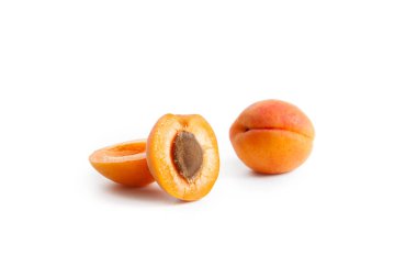 Beyaz arka planda bir buçuk kayısı meyvesi izole edilmiş.