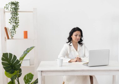 Ofis bilgisayarında çalışan beyaz takım elbiseli kadın portresi. Küçük işletme sahipleri çalışan serbest çalışan çevrimiçi sme pazarlama e-pazarlama