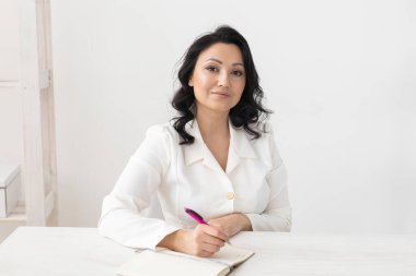 Hintli kadın güzellik uzmanı ofiste notlar alıyor - kozmetolog iş kadını ya da doktor