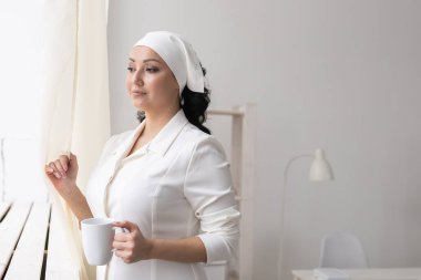 Arka plan güzellik ofisinde başarılı bir kozmetik uzmanı. Portre uzmanı güzellik uzmanı.