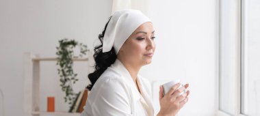 Arka plan güzellik ofisinde başarılı bir kozmetik uzmanı. Portre uzmanı güzellik uzmanı.