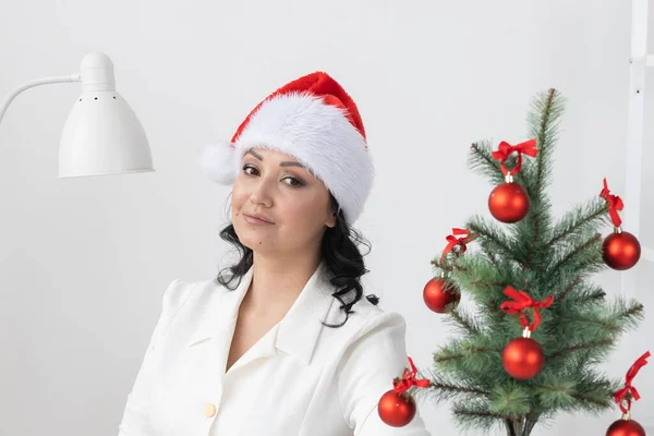 Πορτρέτο Του Χαμογελαστού Λατέν Ινδική Επιχειρηματική Γυναίκα Διακόσμηση Χριστουγεννιάτικο Δέντρο — Φωτογραφία Αρχείου