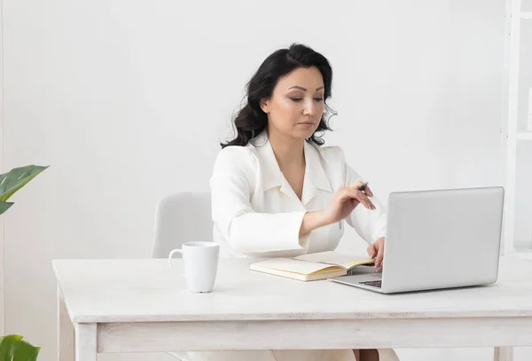 Retrato Mujer Negocios Traje Blanco Trabajando Computadora Portátil Oficina Propietario — Foto de Stock