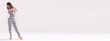 Latino dans, Doğaçlama, çağdaş ve vogue dans konsepti - beyaz stüdyo arka plan üzerinde dans genç güzel kadın.