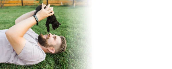 Людина Маленьким Кошеням Лежить Грає Траві Дружба Любить Тварин Концепцію — стокове фото