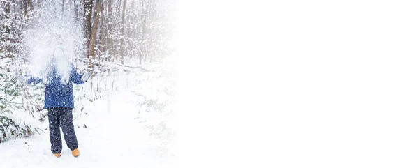 Jovem Brinca Com Neve Diverte Sorri Adolescente Parque Inverno Estilo — Fotografia de Stock