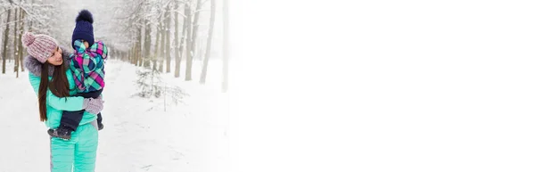 Mãe Menino Pequeno Caminhando Floresta Inverno Divertindo Com Neve Família — Fotografia de Stock