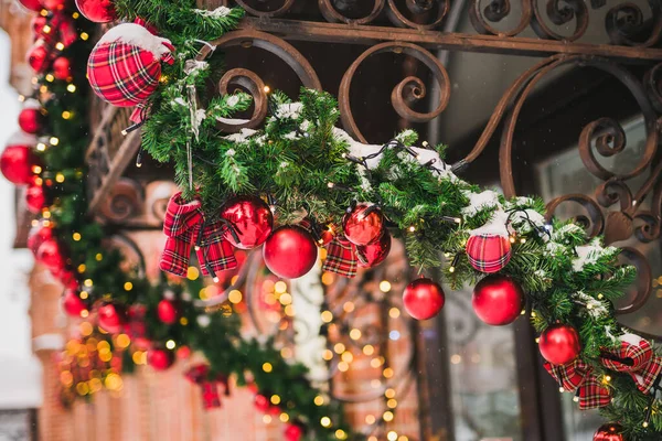 Prédio Frente Decorada Para Natal Com Árvores Natal Ramos Abeto — Fotografia de Stock