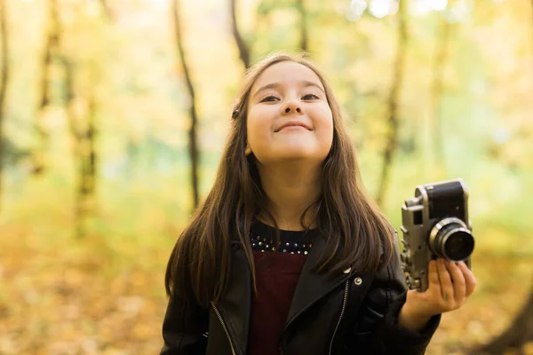 Een Meisje Met Een Ouderwetse Camera Herfstnatuur Fotograaf Herfst Vrijetijdsconcept — Stockfoto