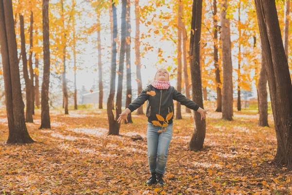Счастливый Ребенок Бросает Опавшие Листья Играя Осеннем Парке Детская Прогулка — стоковое фото
