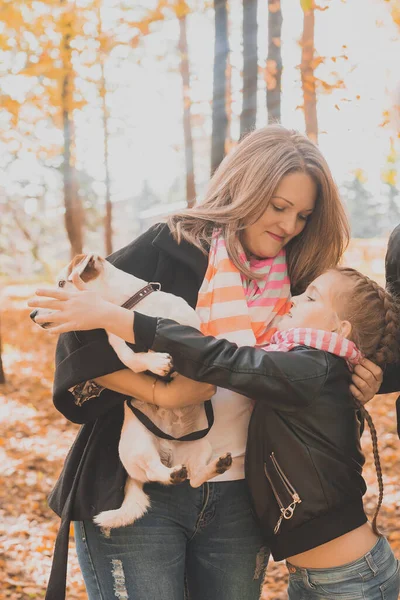 Babička Vnučkou Podzimním Parku Dívka Objímající Babičku Jejího Psa Jacka — Stock fotografie