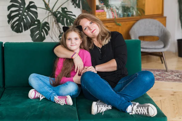 Két Kedves Anyuka Gyereke Portréja Együtt Töltik Szabadidejüket Üljenek Kényelmesen — Stock Fotó