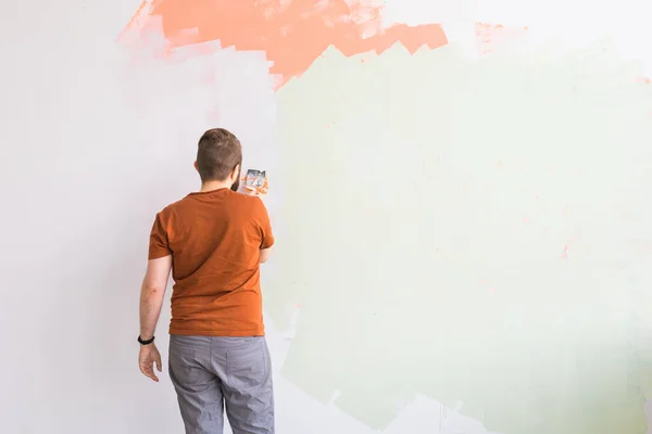 Genç Adam Spatula Kullanıyor Duvara Beyaz Taze Macun Yapıştırıyor Yakın — Stok fotoğraf