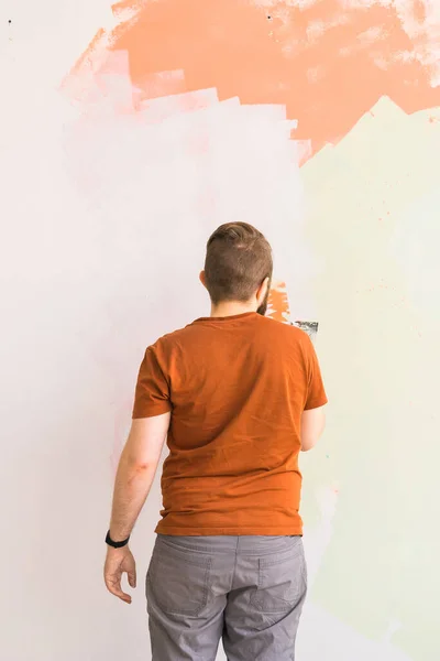 Joven Hombre Usando Espátula Enyesado Pared Con Masilla Acabado Fresco — Foto de Stock