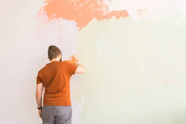 Genç Adam Spatula Kullanıyor Duvara Beyaz Taze Macun Yapıştırıyor Yakın — Stok fotoğraf