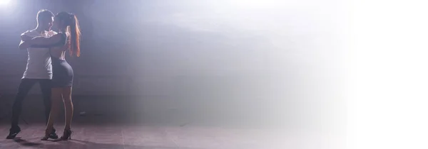 Geschickte Tänzer Die Dunklen Raum Unter Dem Licht Und Rauch — Stockfoto