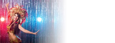 Tatiller, parti, dans ve gece hayatı konsepti. Karnaval gecesi için giyinmiş güzel bir kadın..