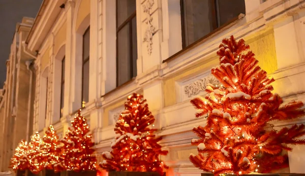 Czerwone Choinki Dekoracji Ulicy Piękne Zimowe Wakacje Dekoracje Miasta Nowy — Zdjęcie stockowe