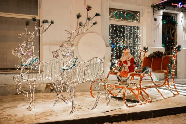 Ledky Figurka Santa Claus Saních Během Vánoc Proti Restauraci Nebo — Stock fotografie