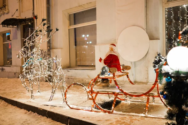 Figura Ledes Santa Claus Montar Trineo Durante Navidad Contra Restaurante —  Fotos de Stock