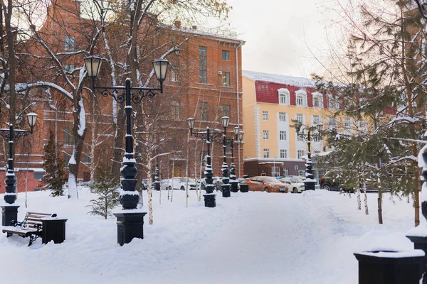 建物と雪の冬の通りのシーン 雪と街 — ストック写真