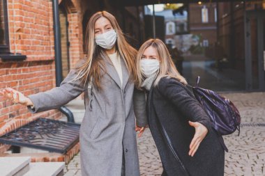 Genç güzel kızlar gülerek ve sokaklarda deliye dönerek gülerek eğleniyorlar. Arkadaşlık ve komik insanlar.