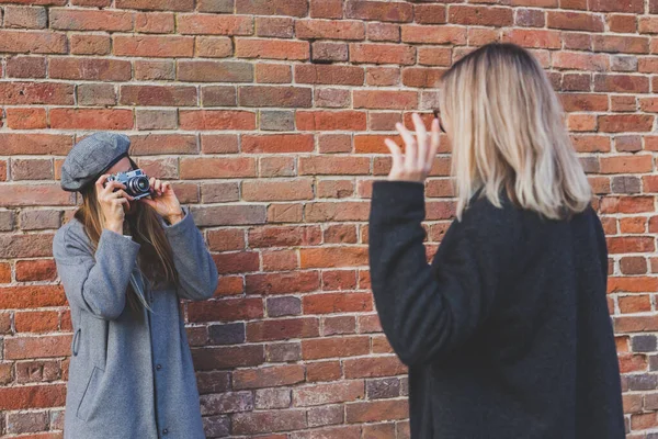 Lány Lefényképezi Barátja Előtt Téglafal Városi Utcában Fotós Ifjúsági Városi — Stock Fotó