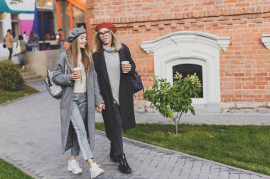 Genç bayan en iyi arkadaşlar birbirleriyle konuşuyor. Boş zamanlarında ilginç konuları tartışıyorlar. Hipster kızlar, eğleniyorlar ve eğleniyorlar.