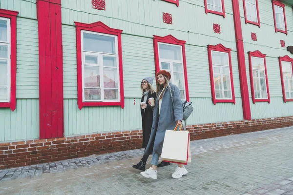 Glada Vänner Shoppar Två Vackra Unga Kvinnor Njuter Shopping Staden — Stockfoto