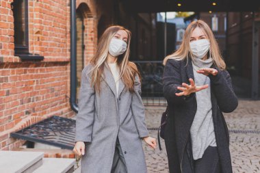 Genç güzel kızlar gülerek ve sokaklarda deliye dönerek gülerek eğleniyorlar. Arkadaşlık ve komik insanlar.