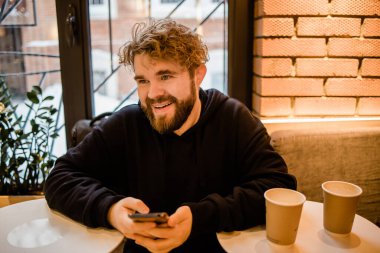 Sosyal medya ve dijital online konsept - sosyal medyada akıllı telefon kullanan genç adam. Tatilde yaşamak ve sosyal medya oynamak